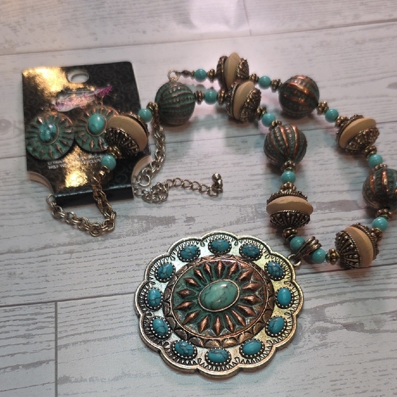 Turquoise and Silver Pendant Necklace - Picture 4 of 8